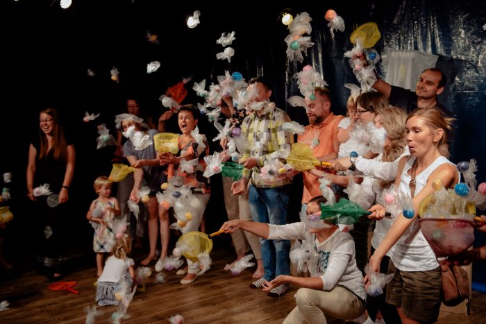 Podium vol mensen met netjes zijn onderdeel van de kindervoorstelling Ahoi